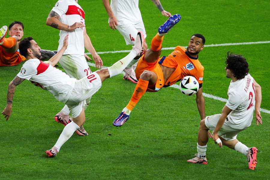 Olanda învinge Turcia cu 2-1