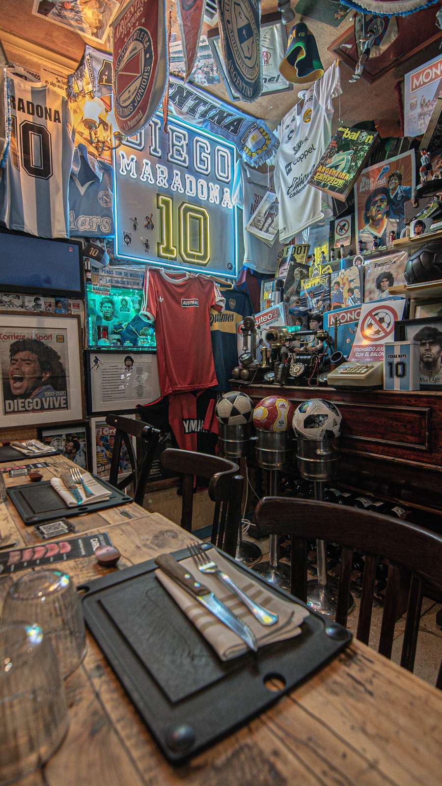 Balones, camisetas y portadas de periódicos Balones, camisetas y portadas de periódicos