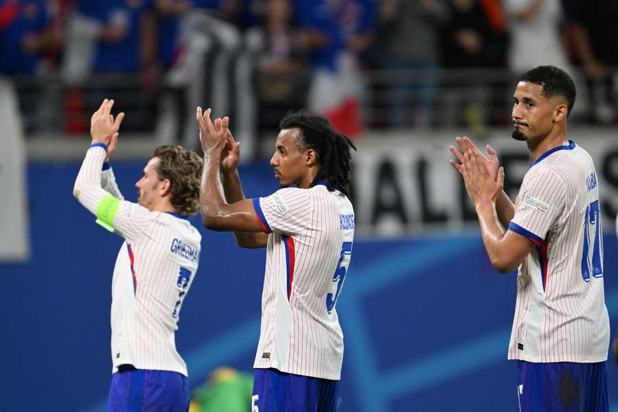 I giocatori francesi visibilmente delusi salutano i tifosi