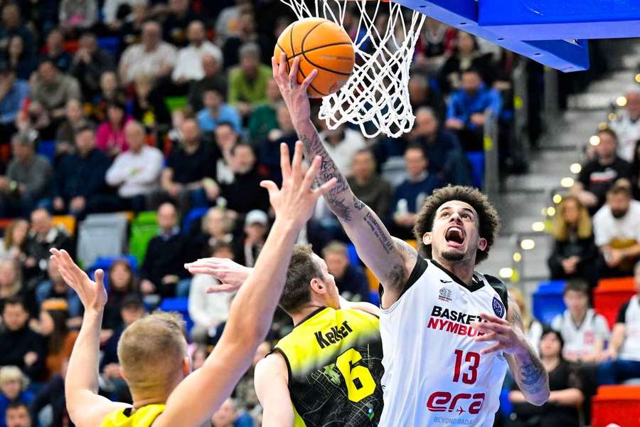 Christian Bishop z Nymburka zakončuje v zápase proti Szombathely.