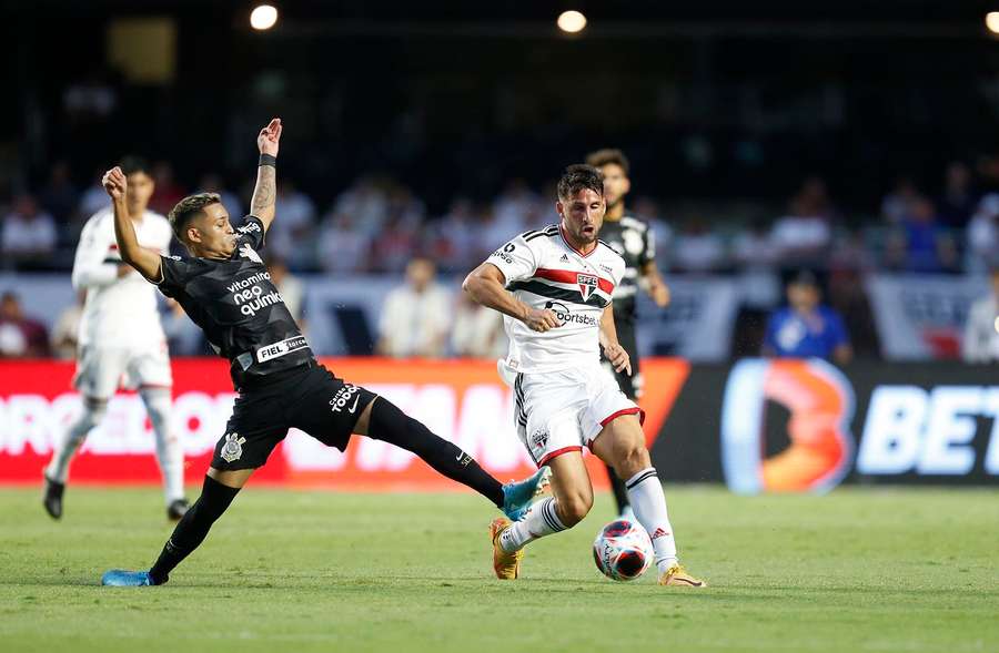 Tricolor e Timão fazem duelo de meio de tabela no Morumbi