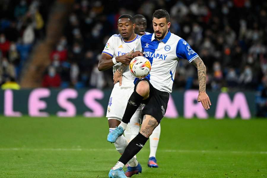 Joselu, ante Alaba en un Alavés-Real Madrid