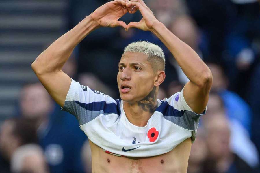 Os festejos de Richarlison diante do Manchester United