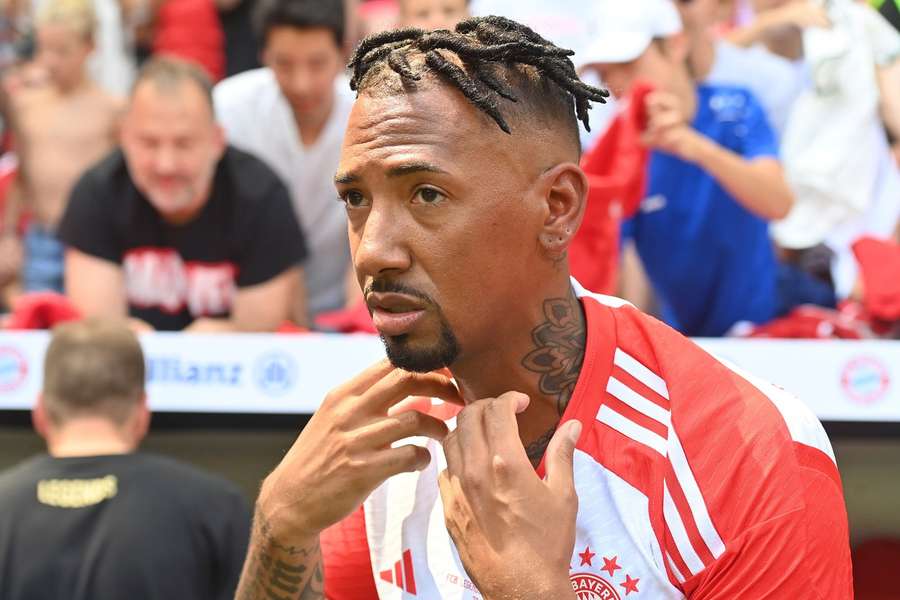 Jerome Boateng também poderia ajudar os jovens defesas como mentor.