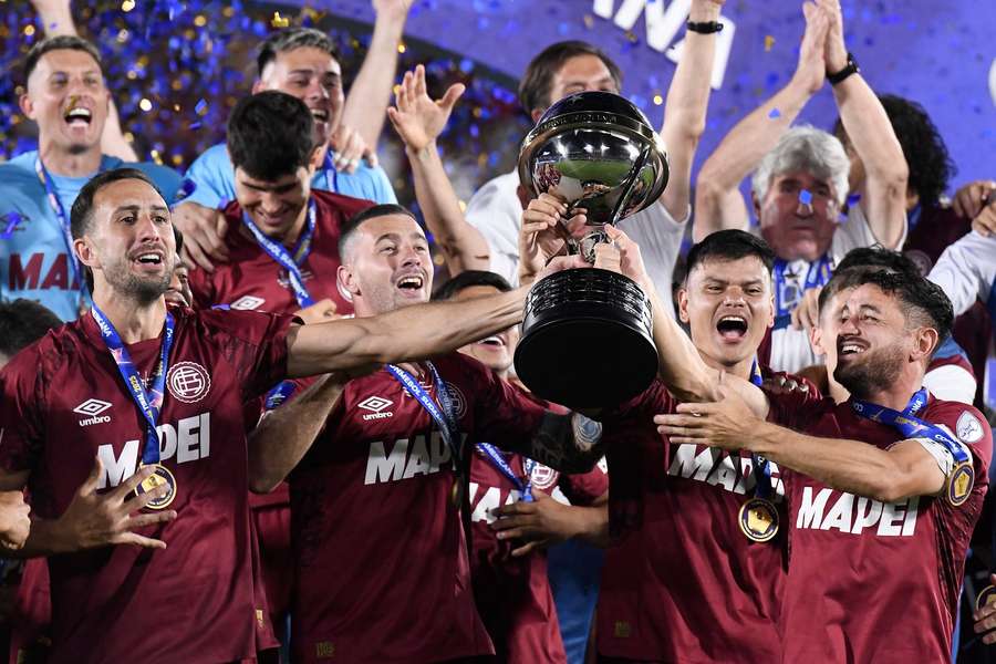 Lanús comemora bicampeonato da Sul-Americana — foram duas vitória sobre brasileiros (Ponte e Galo)
