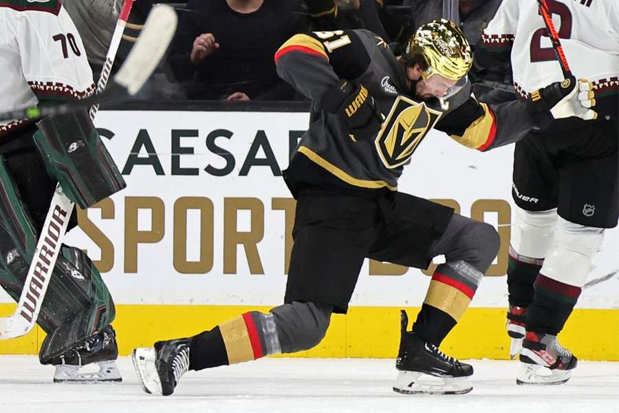 Mark Stone strzelił dwa gole przeciwko Arizona Coyotes. 