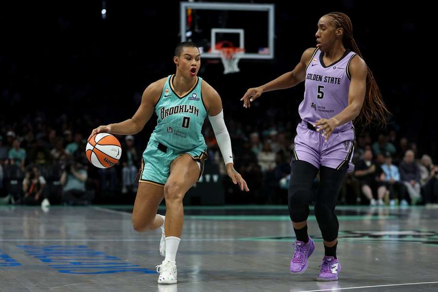 Satou Sabally (l.) am Ball bei ihrem Debüt für New York Liberty