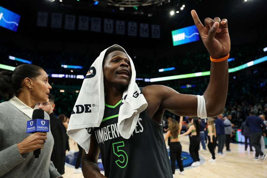 Edwards rozhodol súboj.