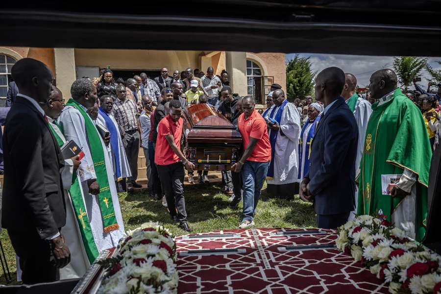 Cortejo fúnebre lotado em honra do atleta queniano Kelvin Kiptum