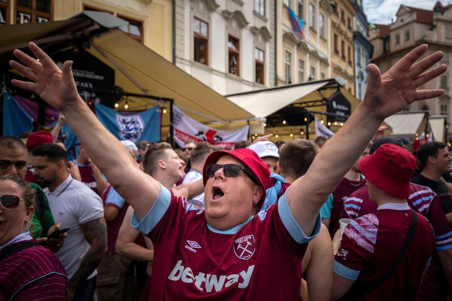 Muitos torcedores do West Ham, mesmo sem ingresso, foram a Praga