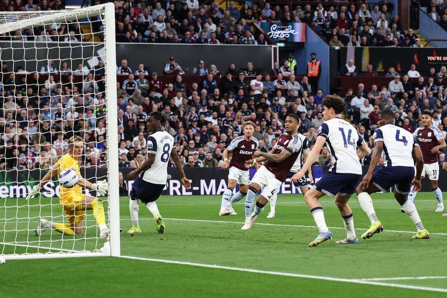 Aston Villa subiu ao quarto lugar da Premier League