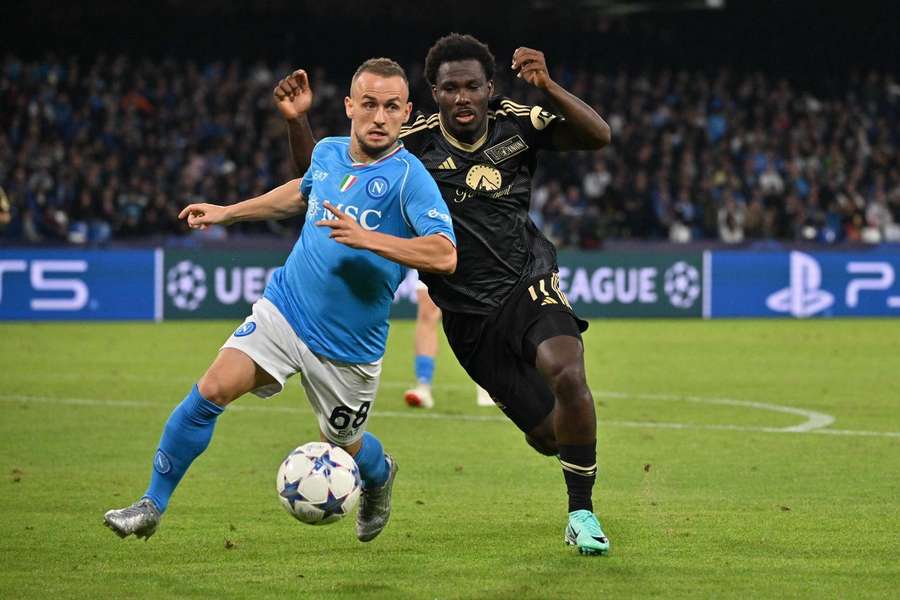 Fofana disputa bola com Lobotka