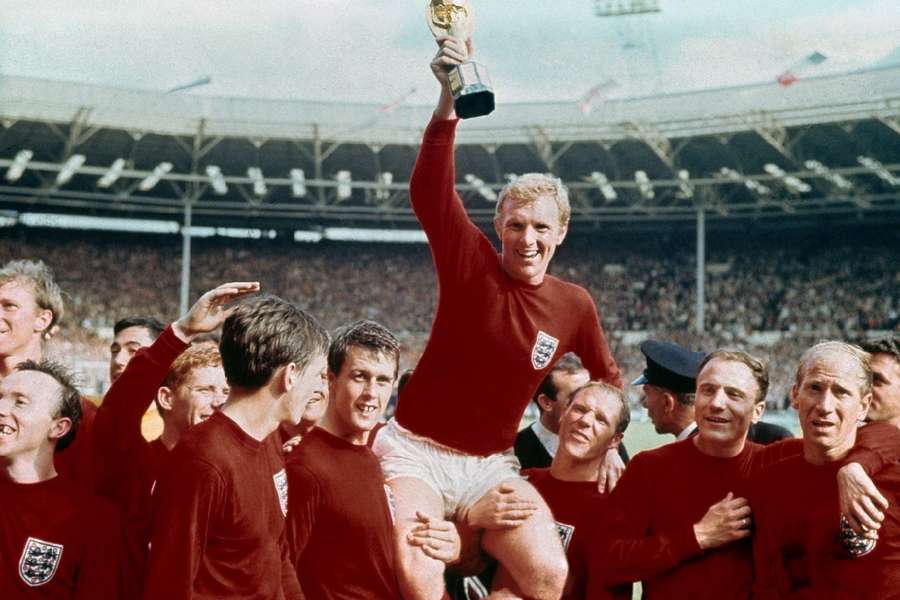 Bobby Charlton festeja a conquista do Campeonato do Mundo de 1966.