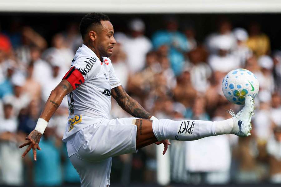 Neymar controla el balón