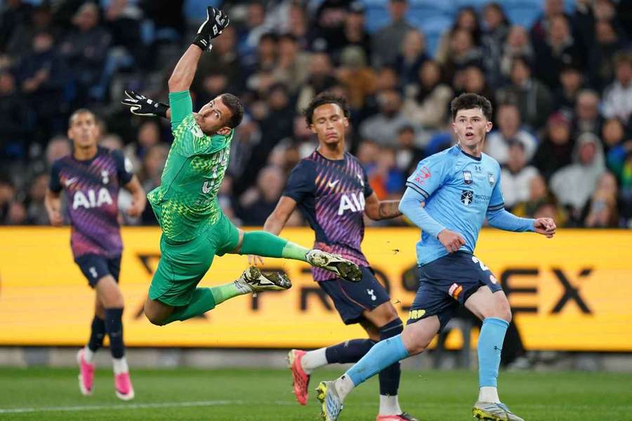 Dúbravka pomohol k výhre Spurs. Dúbravka pomohol k výhre Spurs.