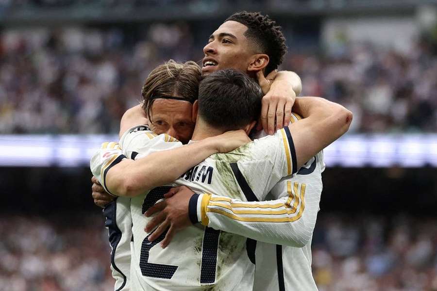 Bellingham, Modric et Brahim célébrant le deuxième but du Real Madrid contre Cadix samedi. 