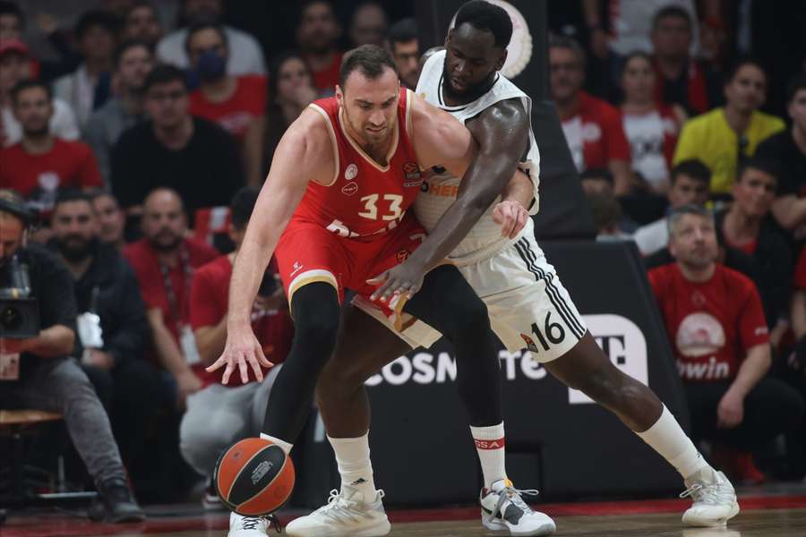 Usman Garuba ante Nikola Milutinov