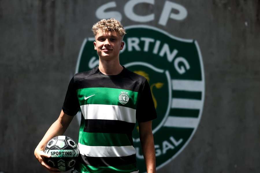 Daniel Ciesielski já com a camisola do Sporting