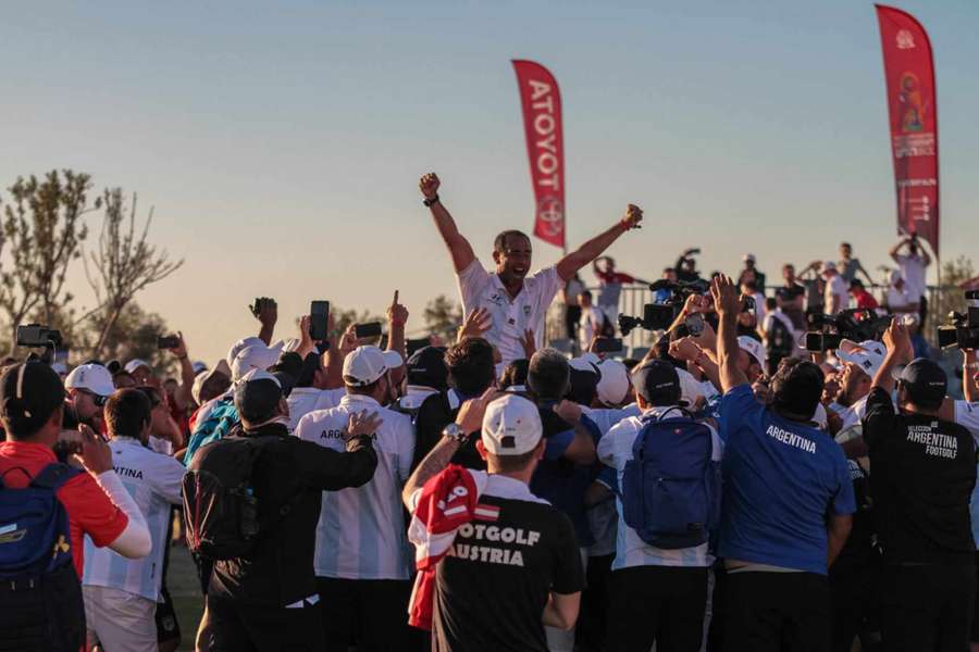 Matías Perrone celebra una victoria con la selección argentina