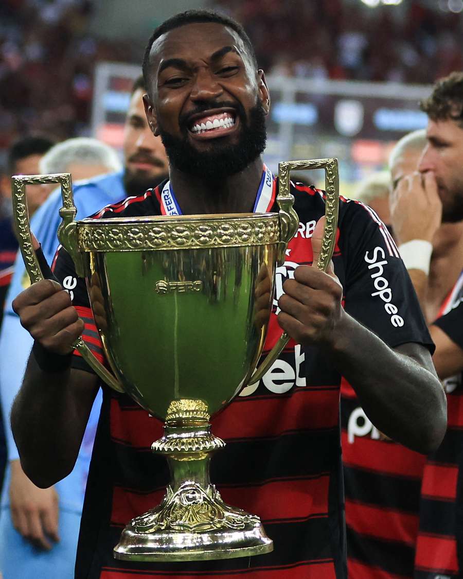Gerson com a taça de campeão carioca Gerson com a taça de campeão carioca