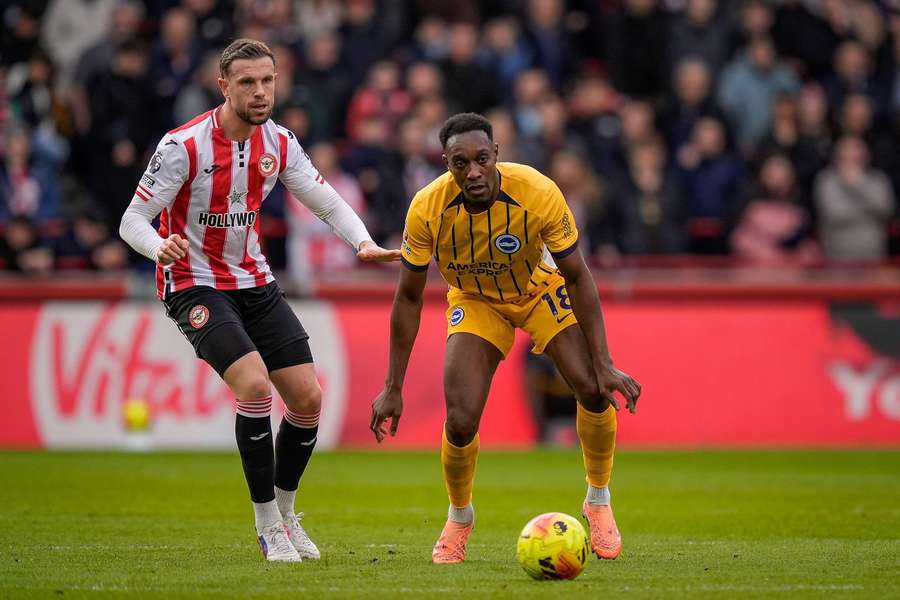 Brighton's Danny Welbeck and Brentford's Jordan Henderson during a Premier League match in 2025/26