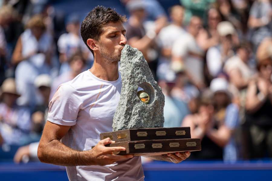 Cachín, con su trofeo de vencedor de Gstaad