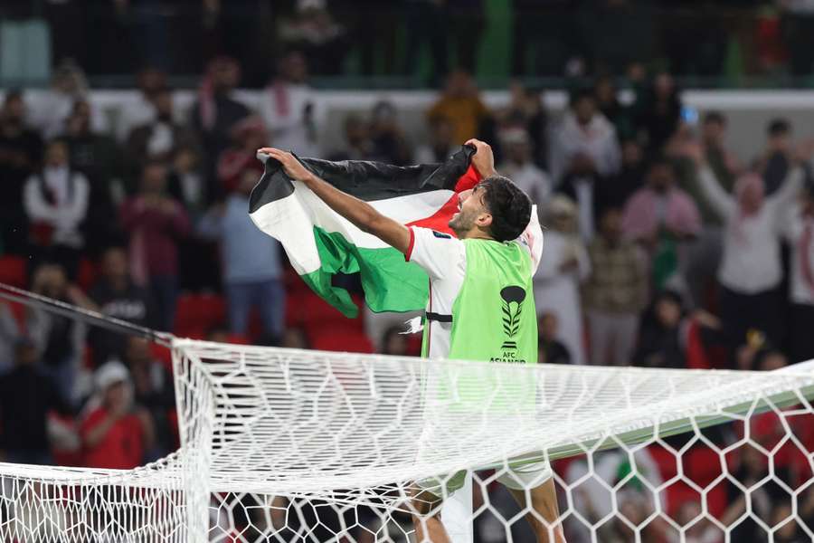 Yazan Al-Naimat comemora o gol da Jordânia