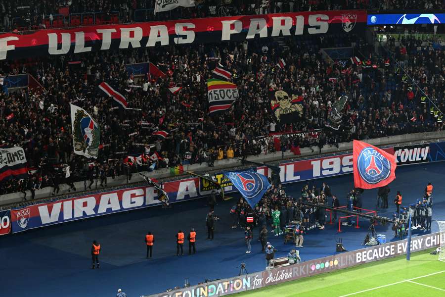 Foto de archivo de los jugadores del PSG celebrando ante los aficionados