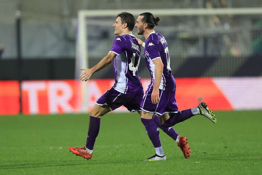 Fiorentina edged into the last 16