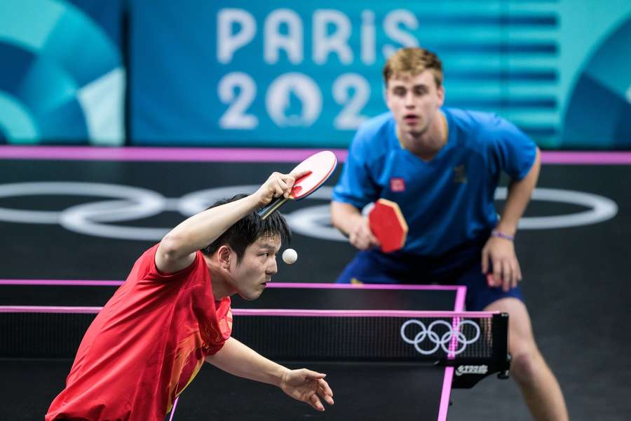 Fan Zhendong serveert tijdens de finalepartij tegen Truls Moregardh