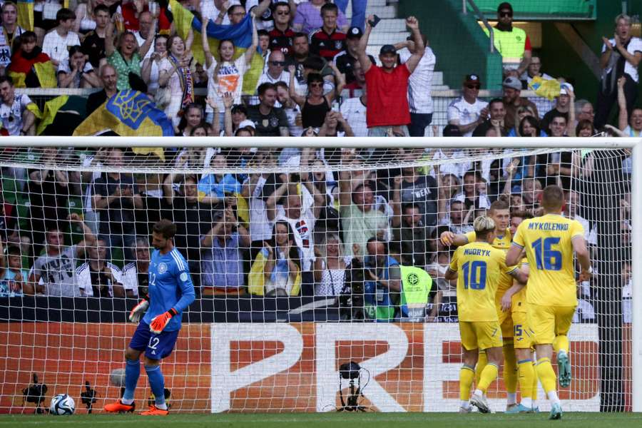 Kevin Trapp holt den Ball aus dem Tor, die Ukraine bejubelt das 3:1