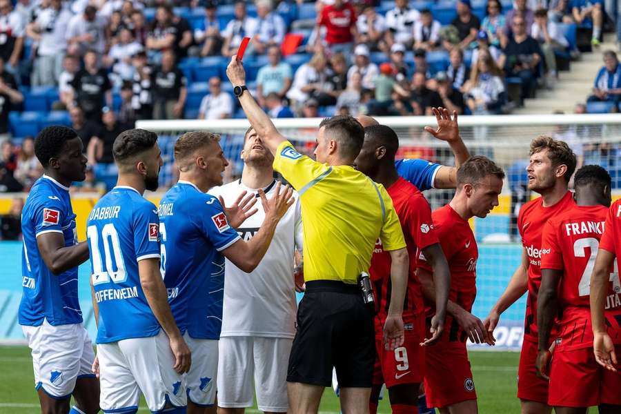 Nsoki sah gegen Frankfurt die Rote Karte