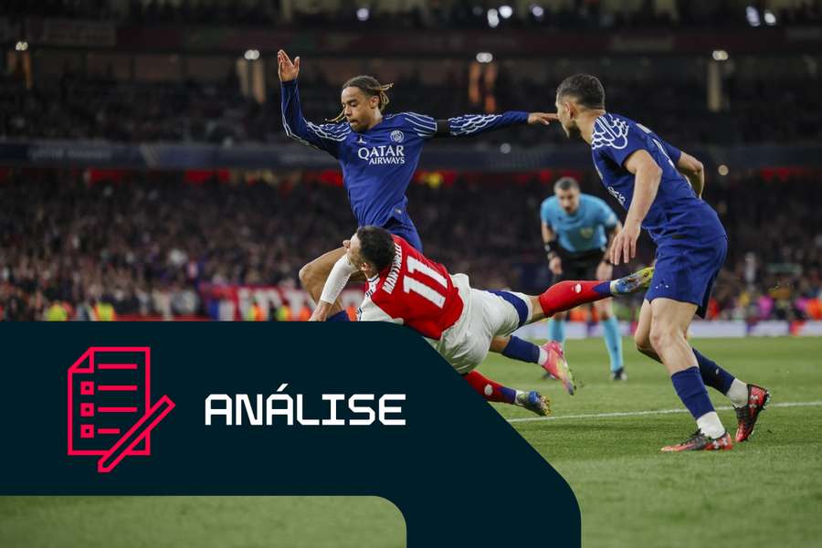 Bradley Barcola do PSG disputa a bola com Gabriel Martinelli do Arsenal Bradley Barcola do PSG disputa a bola com Gabriel Martinelli do Arsenal
