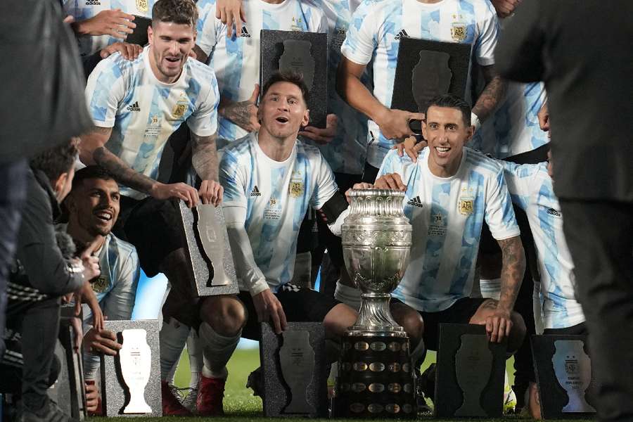 Messi, con De Paul, Di María y Paredes, y el trofeo de la Copa América 21