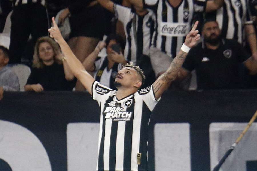 Tiquinho Soares celebra gol marcado sobre o Palmeiras