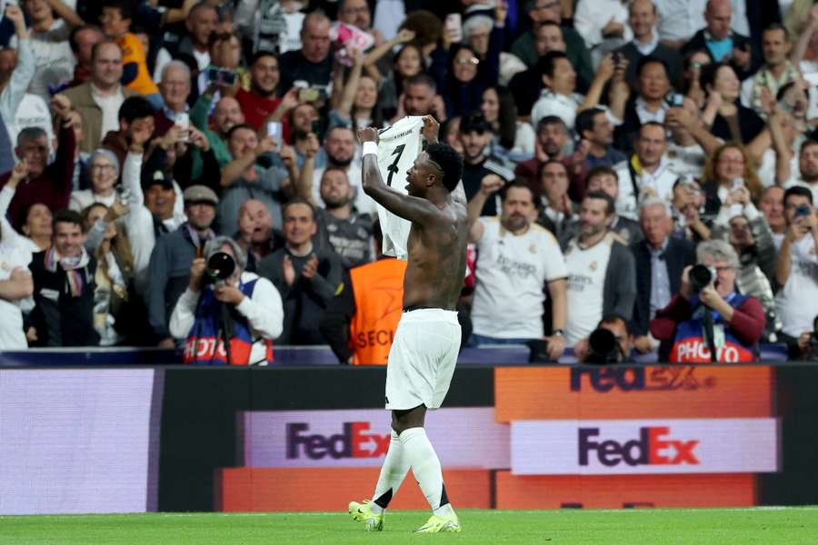 Vinicius celebra la victoria del Madrid con el Bernabéu