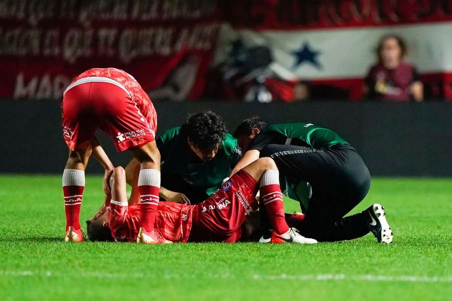 Luciano Sánchez, do Argentinos Juniors, passou por cirurgia de reconstrução ligamentar na última segunda-feira