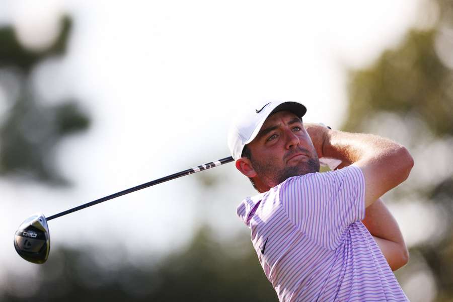 Scottie Scheffler golpea desde el tee del hoyo 18 durante la primera ronda del Tour Championship.