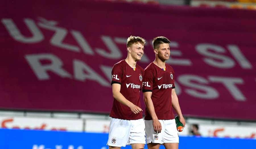 Adam Hlozek et Adam Karabec ensemble sous le maillot du Sparta Prague.