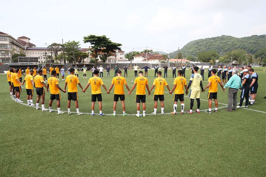 Jogadores do Santos se preparam para estreia na Copinha 