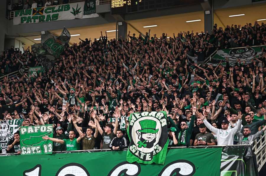 De fanatieke fans van Panathinaikos in hun eigen hal