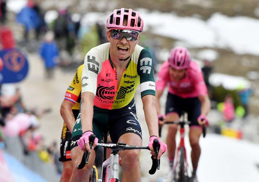 Magnus Cort har allerede vundet en etape i årets Giro d'Italia, og fredag kæmpede han sig til en fornem tredjeplads på en vild bjergetape.