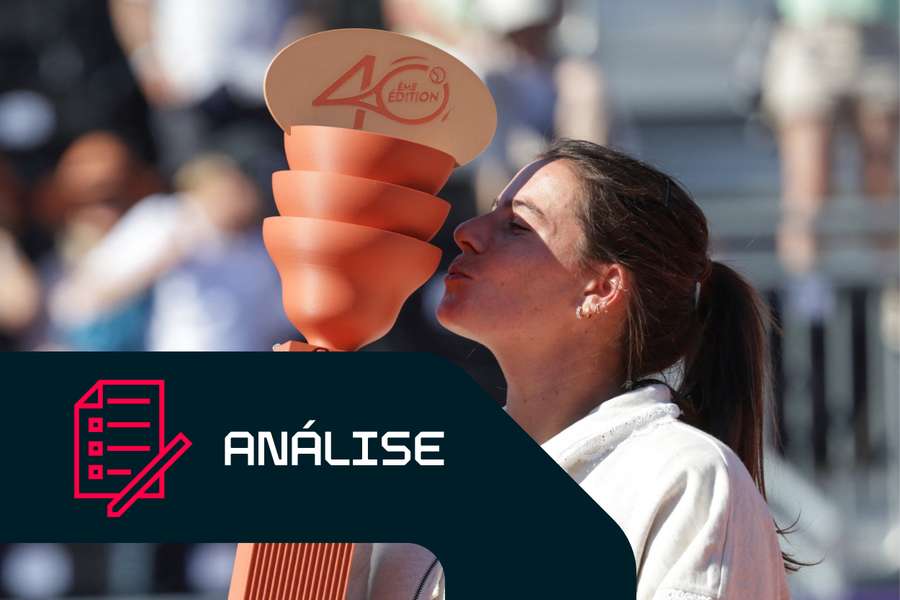 Emma Navarro festeja com o troféu em Estrasburgo