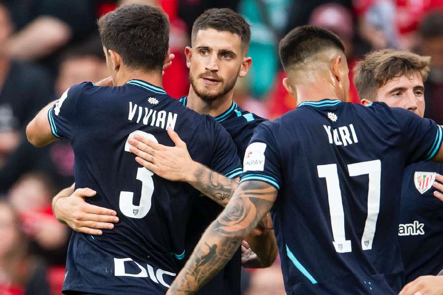 Oihan Sancet, felicitado por Vivian y Yuri