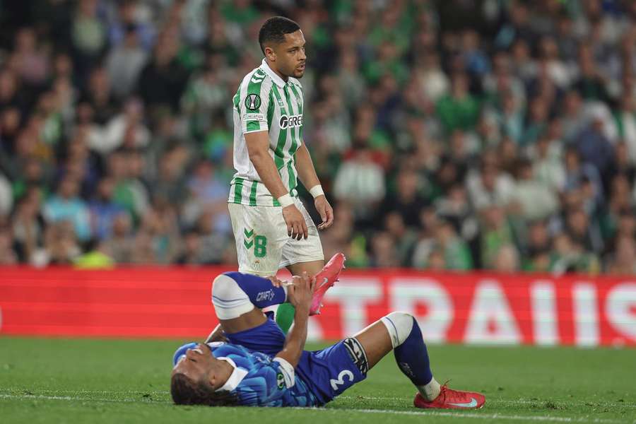 Vitor Roque vive péssima fase no Betis