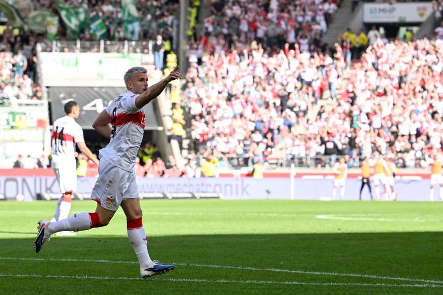 Demirovic festeggia dopo il gol del pari