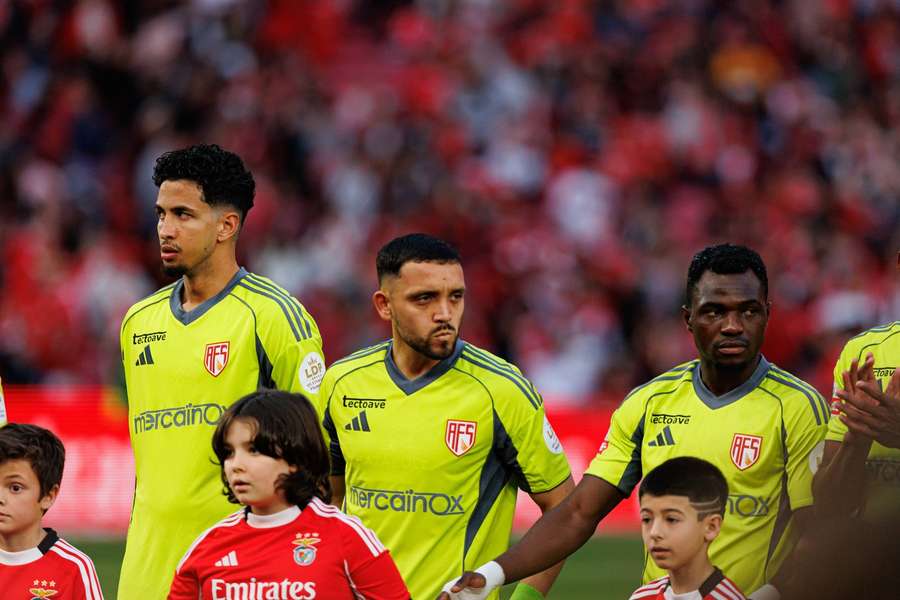 Paulo Vitor titular no encontro da Luz