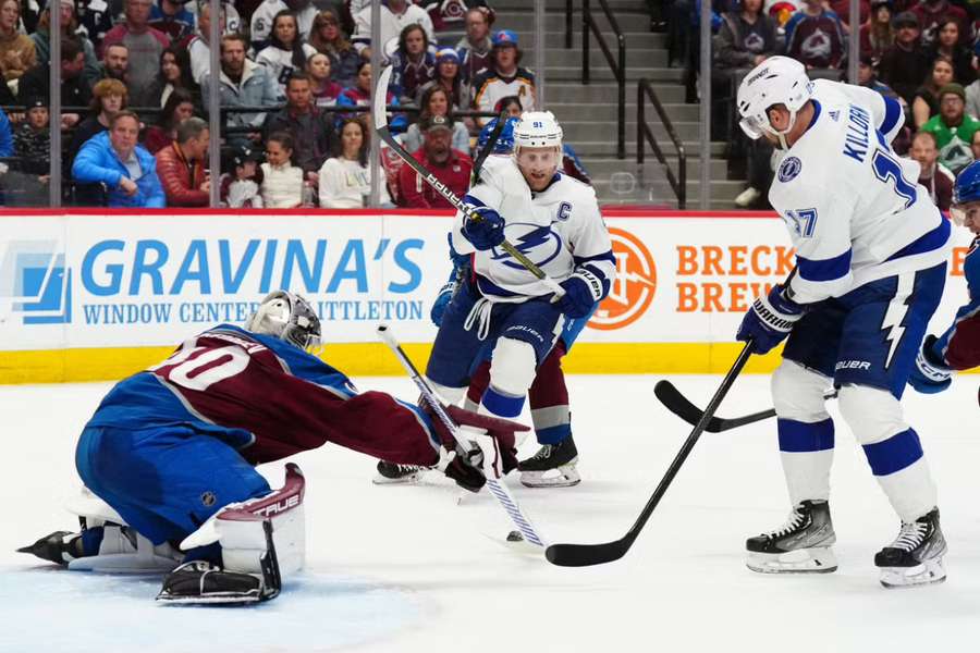 Steven Stamkos (C) scored the lone goal in the shootout as the Tampa Bay Lightning beat the Colorado Avalanche