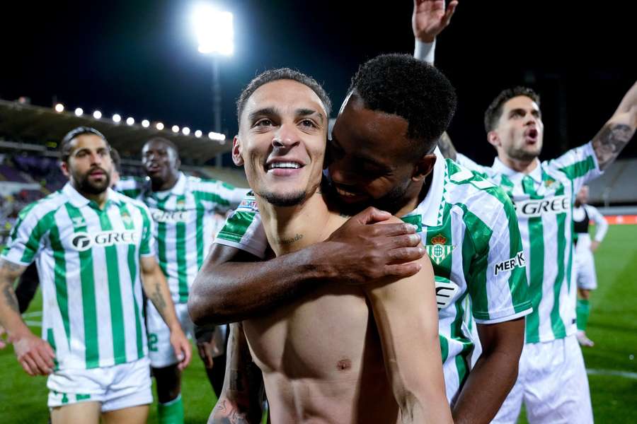 Antony se emocionou com a classificação para a final da Liga Conferência