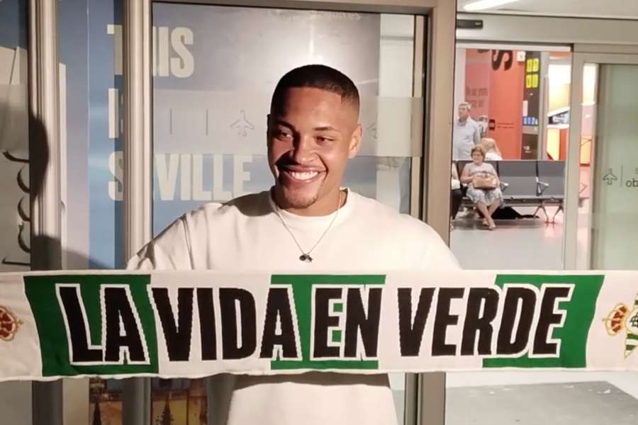 Vitor Roque med Betis-tørklædet ved sin ankomst til Sevilla.